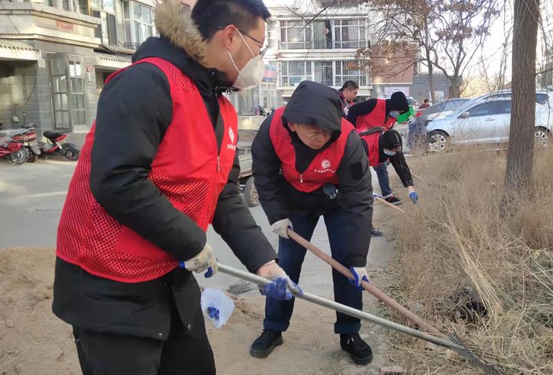 烏海超高壓供電公司包聯共建進社區志愿清掃暖人心