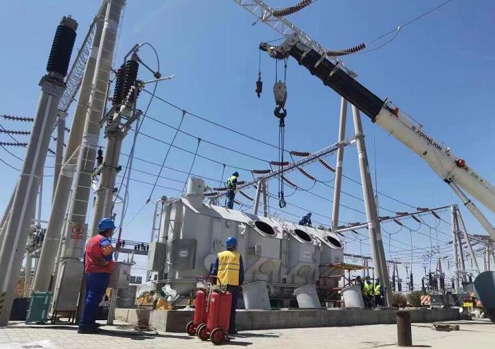 吊罩成功！主變大修工程為“綠色電”保駕護航