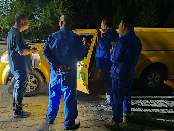 烏海市千里山供電公司千鋼供電所黑夜中的孤勇者，背抵黑暗守護光明
