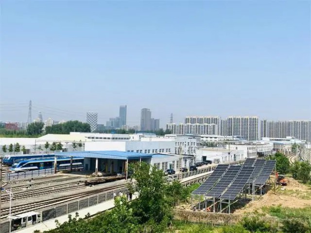 全國首個！英利集團“光伏+鐵路”示范項目順利并網