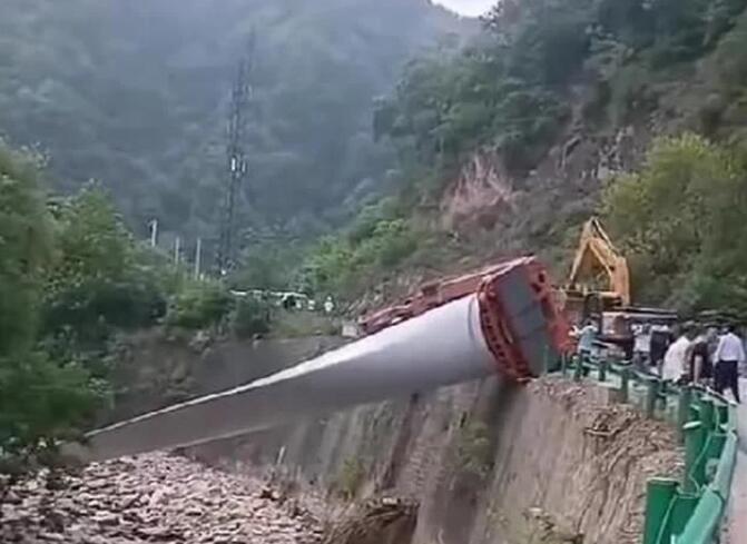 陜西寶雞隴縣：80米風電扇葉運輸車歪倒，正救援