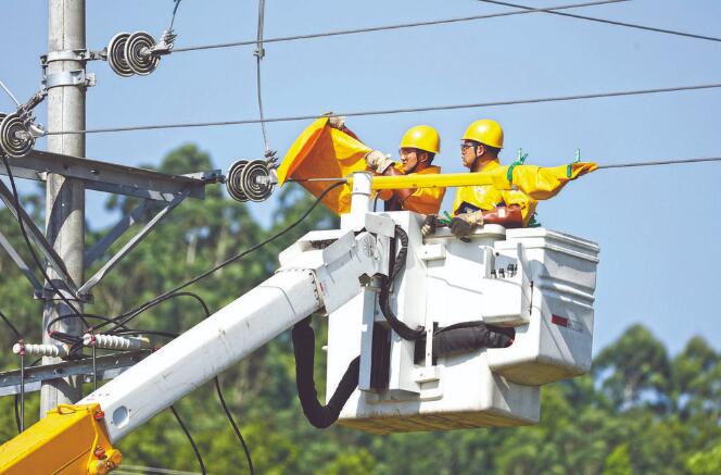 四川廣安：40攝氏度，他們帶電作業