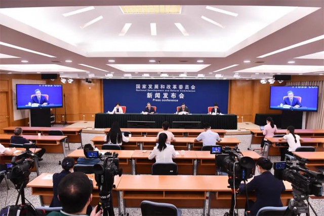 發改委：我國新能源產業全球領先，為全球市場提供超過70%的光伏組件