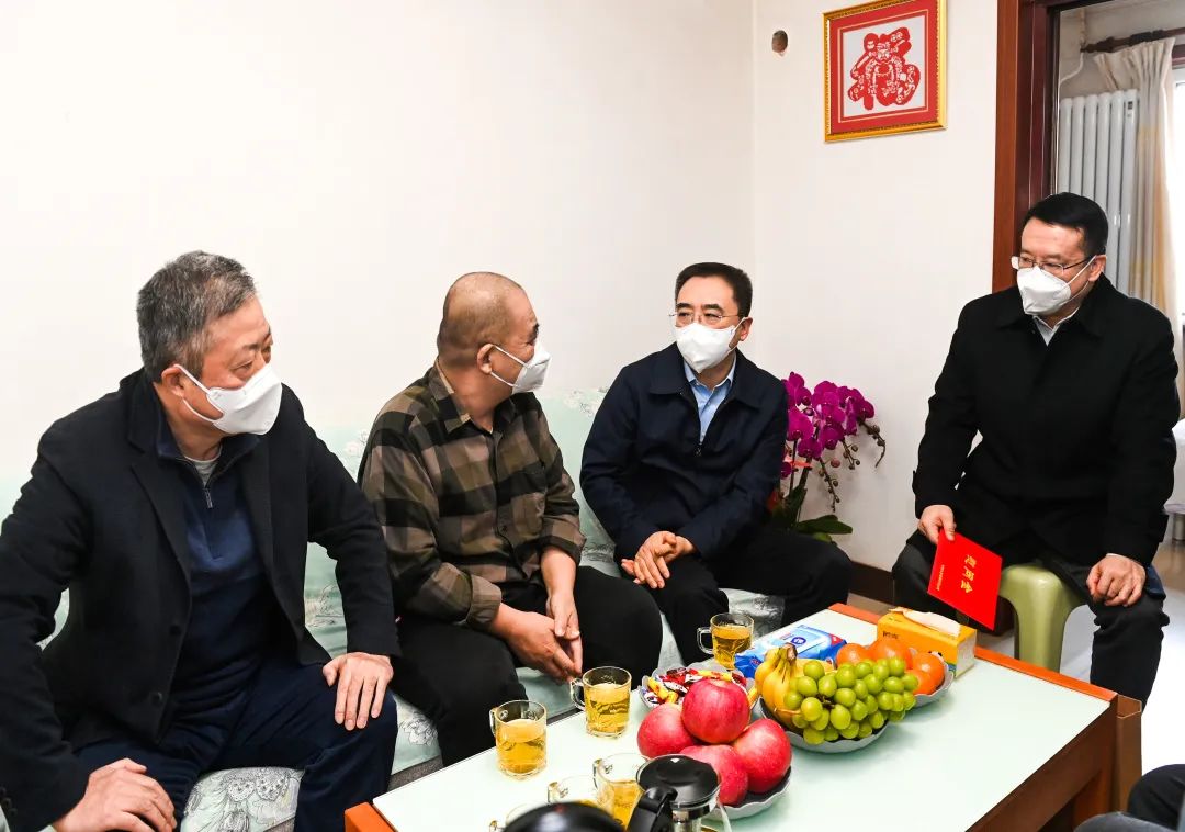 鄒磊、劉明勝走訪慰問退休老領導、勞模遺屬、困難黨員群眾