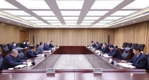 國家電網董事長、黨組書記辛保安與哈電集團董事長、黨委書記曹志安會談