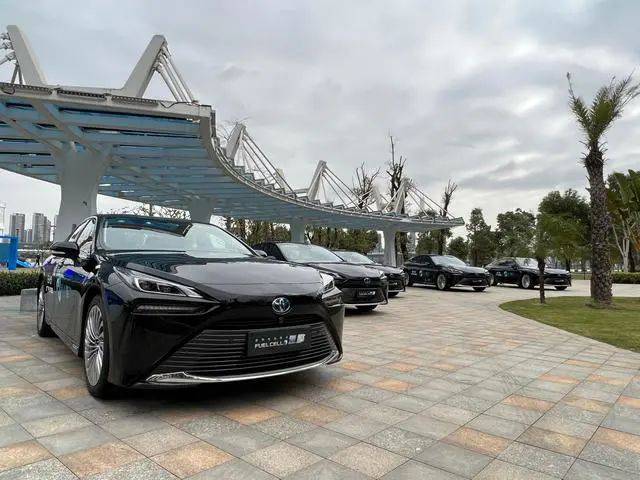 全國首個氫燃料電池轎車全場景規?；痉哆\營項目正式啟動