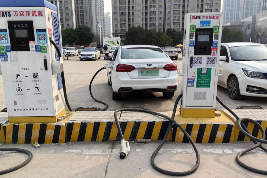 新能源車充電槍被扔積水中，對“城市家電”需多加愛護