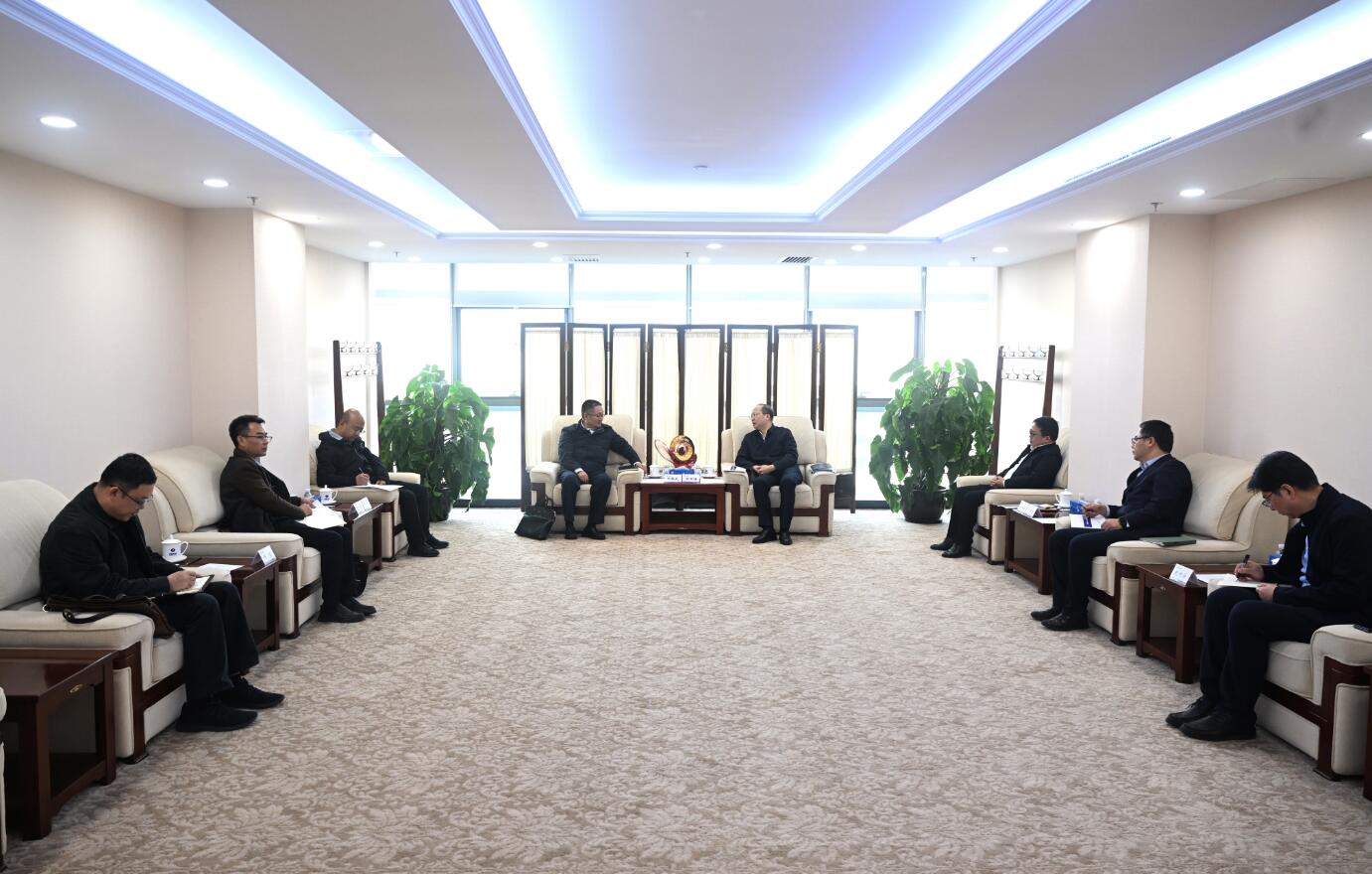 中國電建黨委常委、副總經理徐鵬程與西藏開發投資集團黨委書記、董事長祁騰武會談