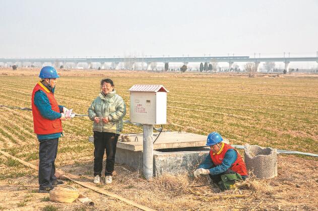 山東省梁山縣：黃河灘區上，井在地頭，電到井口