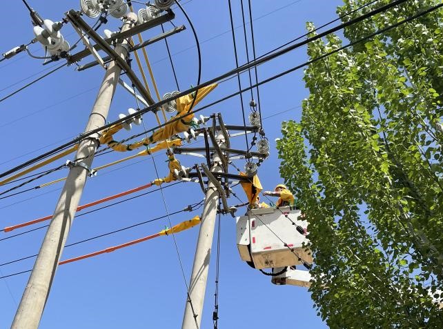帶電作業除隱患，安全供電有保障