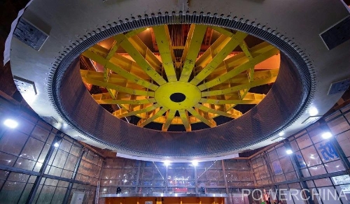 黃河上游在建海拔最高、裝機容量最大的水電站首臺機組定子順利吊裝