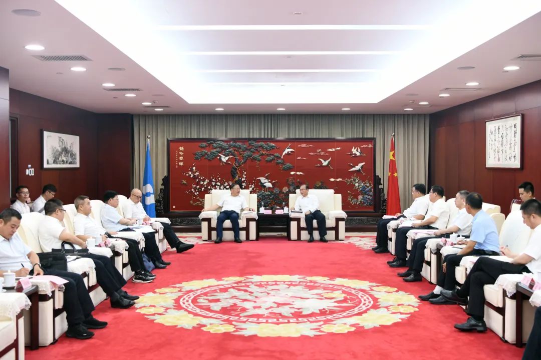 江毅與廣西壯族自治區人民政府黨組成員、國資委黨委書記秦如培舉行會談