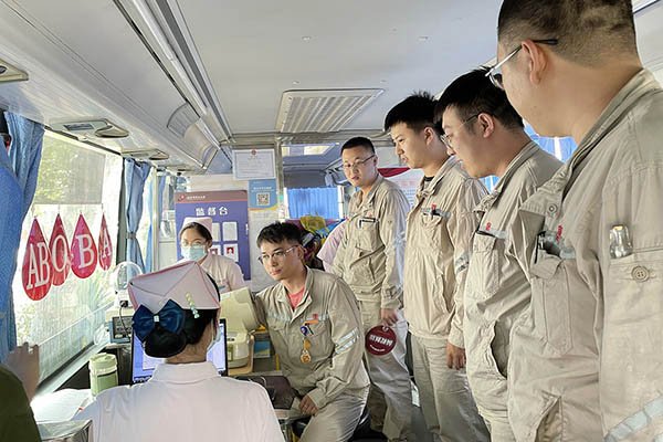 臨汾熱電公司組織“熱血與大愛同流，真情與奉獻同行”無償獻血活動