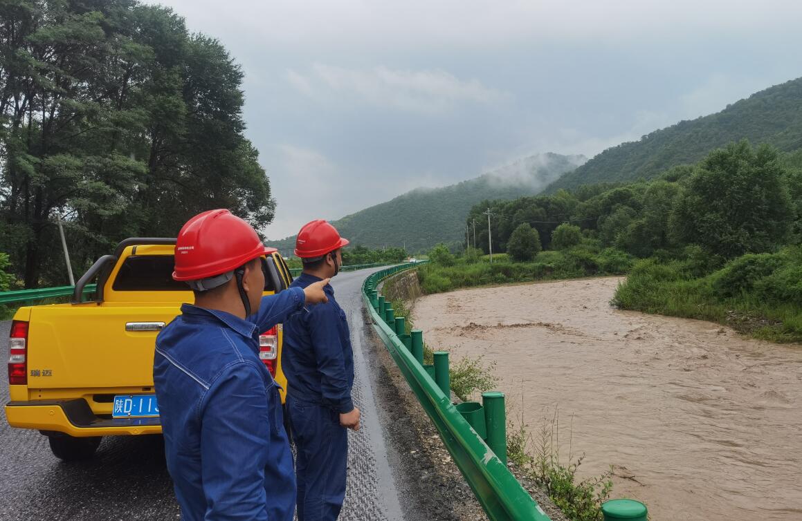 國網旬邑縣供電公司不畏艱險，逆行洪水保供電