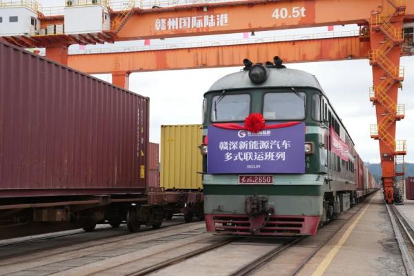 國產新能源汽車，坐火車“出?！?