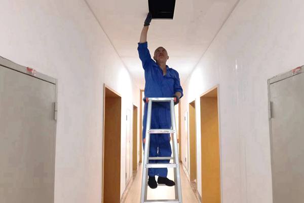 圖為物業人員利用節假日對值班宿舍電纜廊道、空調管道進行檢查和維護