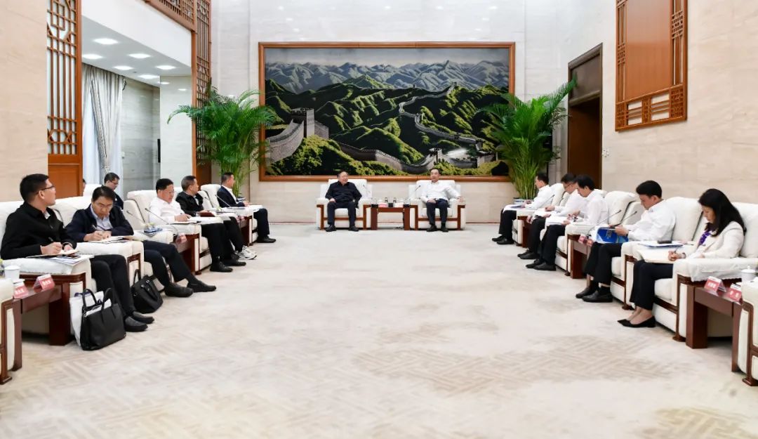 大唐集團有限公司黨組書記、董事長鄒磊與廣西壯族自治區國資委黨委書記秦如培會談