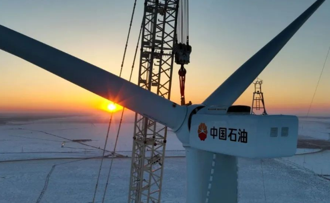 中國石油在建單體規模最大集中風電項目——昂格55萬千瓦風電項目首臺風機成功吊裝！