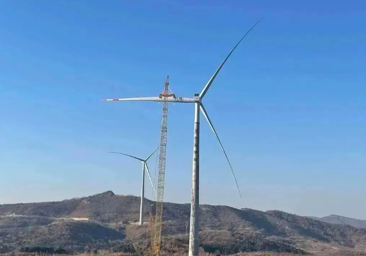 中石化起運公司營口風電項目首臺混塔圓滿吊裝！
