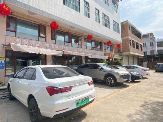 返鄉新能源車主尋覓公用充電樁，鄉村充電補能仍有待解決