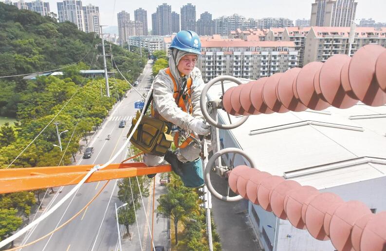 帶電作業領域的“創新達人”——記“國網楷?！瘪T振波