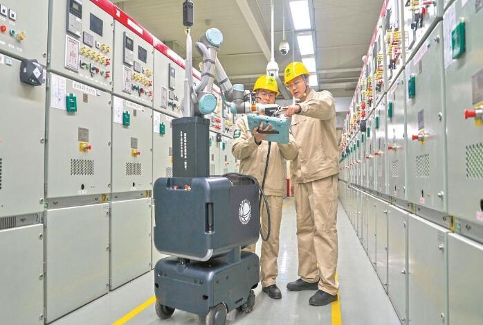 上海浦東供電公司變電站新型仿生機器人“浦?！? width=