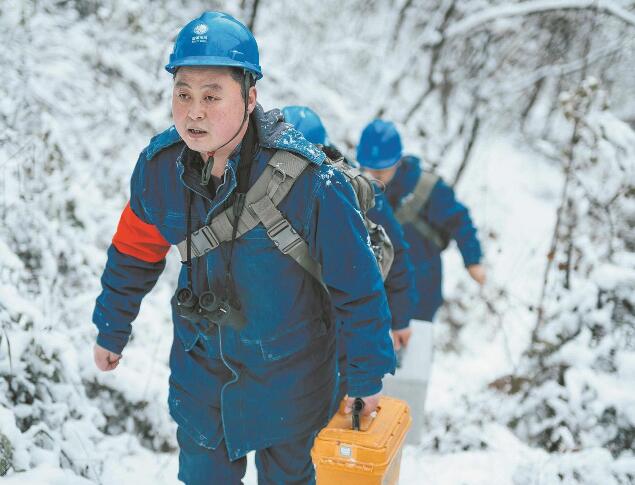 【國網楷?！恐芗t亮：巡行秦嶺深處 守護線路安全