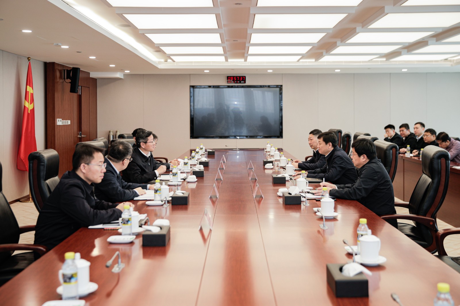 國家能源集團總經理、黨組副書記余兵會見衡水市委副書記、市長董曉航