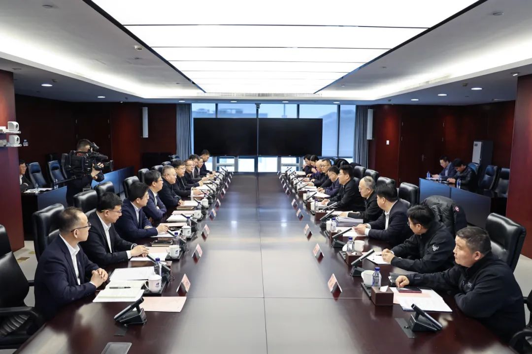 華電集團黨組副書記、總經理葉向東與北京市副市長高朋舉行會談