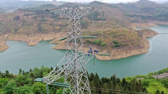 貴州興義供電局高空之上，用責任守護安全送去光明