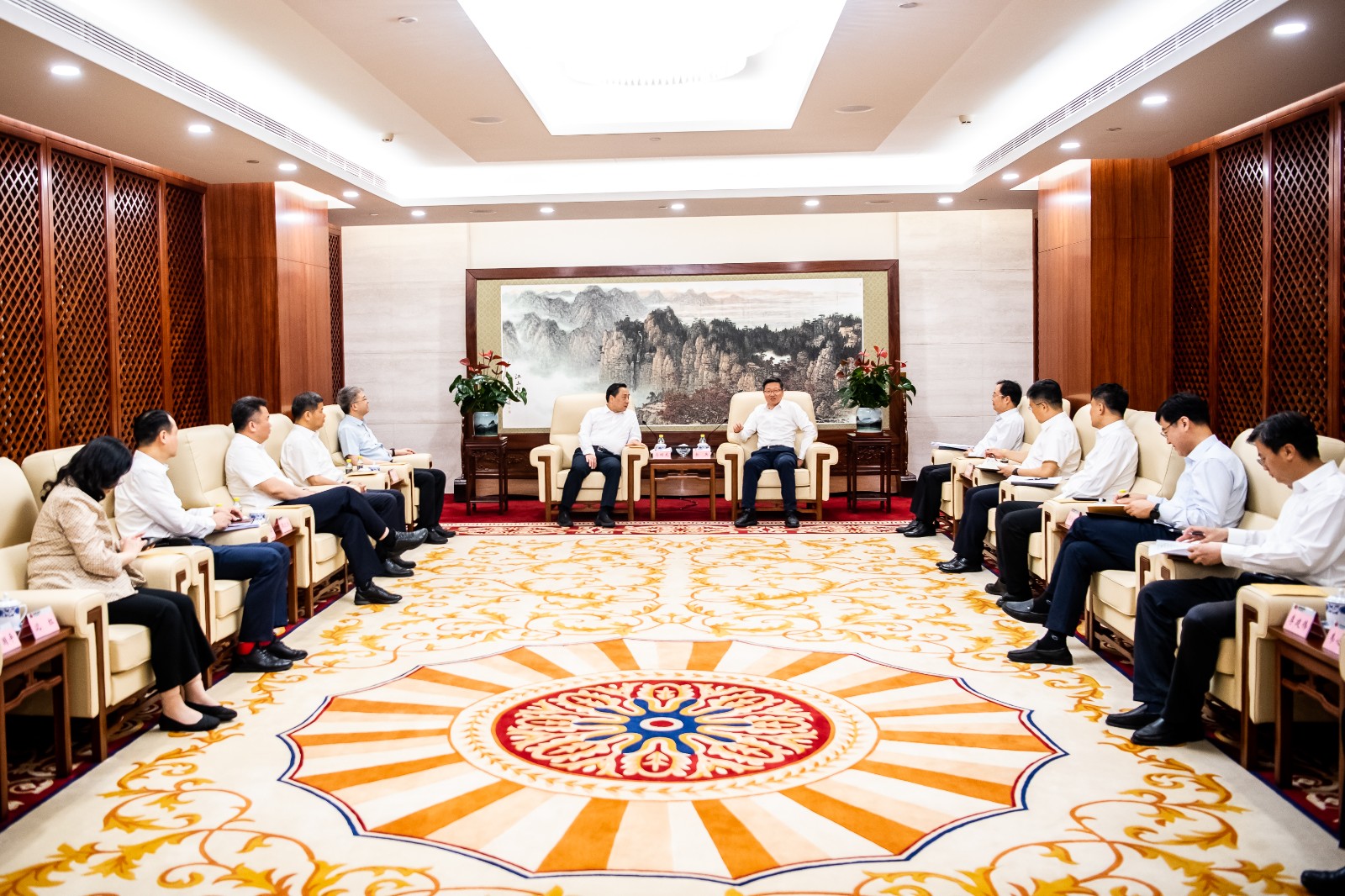 國家能源集團公司總經理、黨組副書記余兵會見鎮江市委書記馬明龍一行