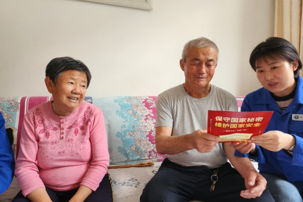 內蒙古電力公司烏海千里山供電公司黨支部、工會(huì )、團支部（青工委）開(kāi)展“蒙電愛(ài)心光明行”保密宣傳活動(dòng)
