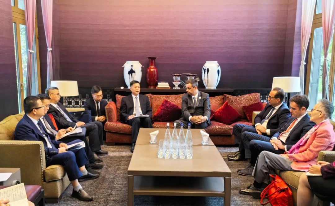 東方電氣集團黨組書(shū)記、董事長(cháng)俞培根與法國電力集團董事長(cháng)兼首席執行官呂克·雷蒙會(huì )談