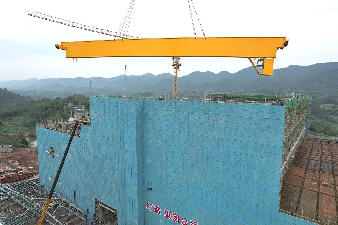 江津燃機項目主廠(chǎng)房行車(chē)吊裝提前就位