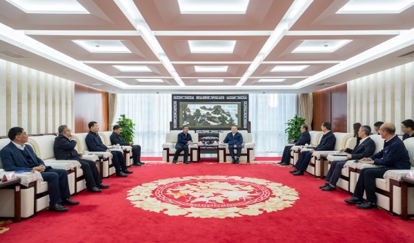 葉向東與吉林省白山市委書(shū)記向輝舉行會(huì )談
