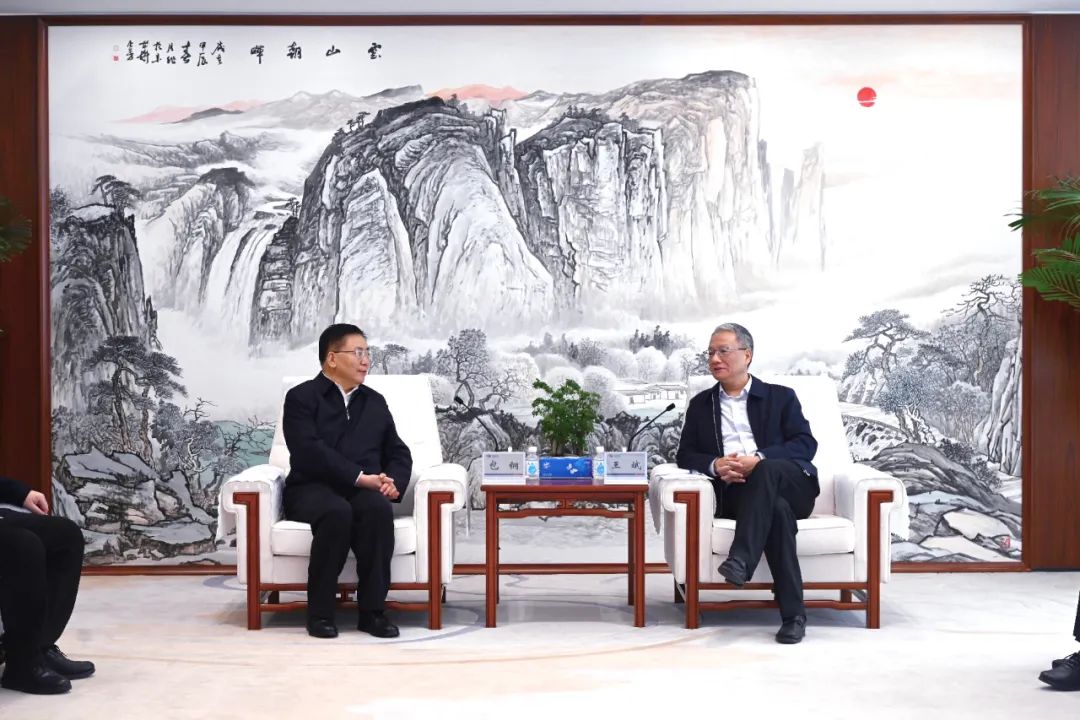 中國電建黨委副書(shū)記、總經(jīng)理王斌與內蒙古自治區黨委常委、呼和浩特市委書(shū)記包鋼會(huì )談
