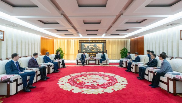 李旭紅與阿拉木圖電力工程與電信大學(xué)校長(cháng)加尼·尼吉梅托夫會(huì )談