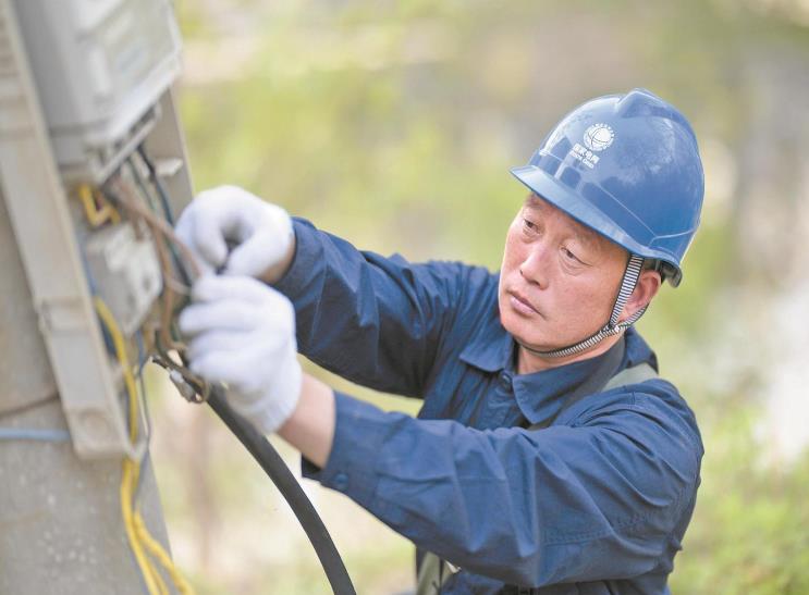 賈立杰：扎根太行山區服務(wù)村民用好電