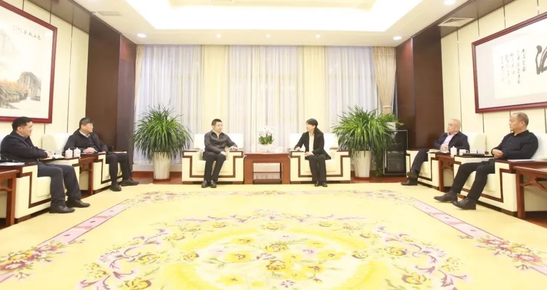 國家電投新疆公司黨委副書(shū)記張瑋會(huì )見(jiàn)中鐵城投新疆分公司總經(jīng)理鄭德平