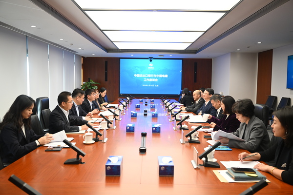 中國電建黨委常委、總會(huì )計師楊良同中國進(jìn)出口銀行副行長(cháng)王康會(huì )談