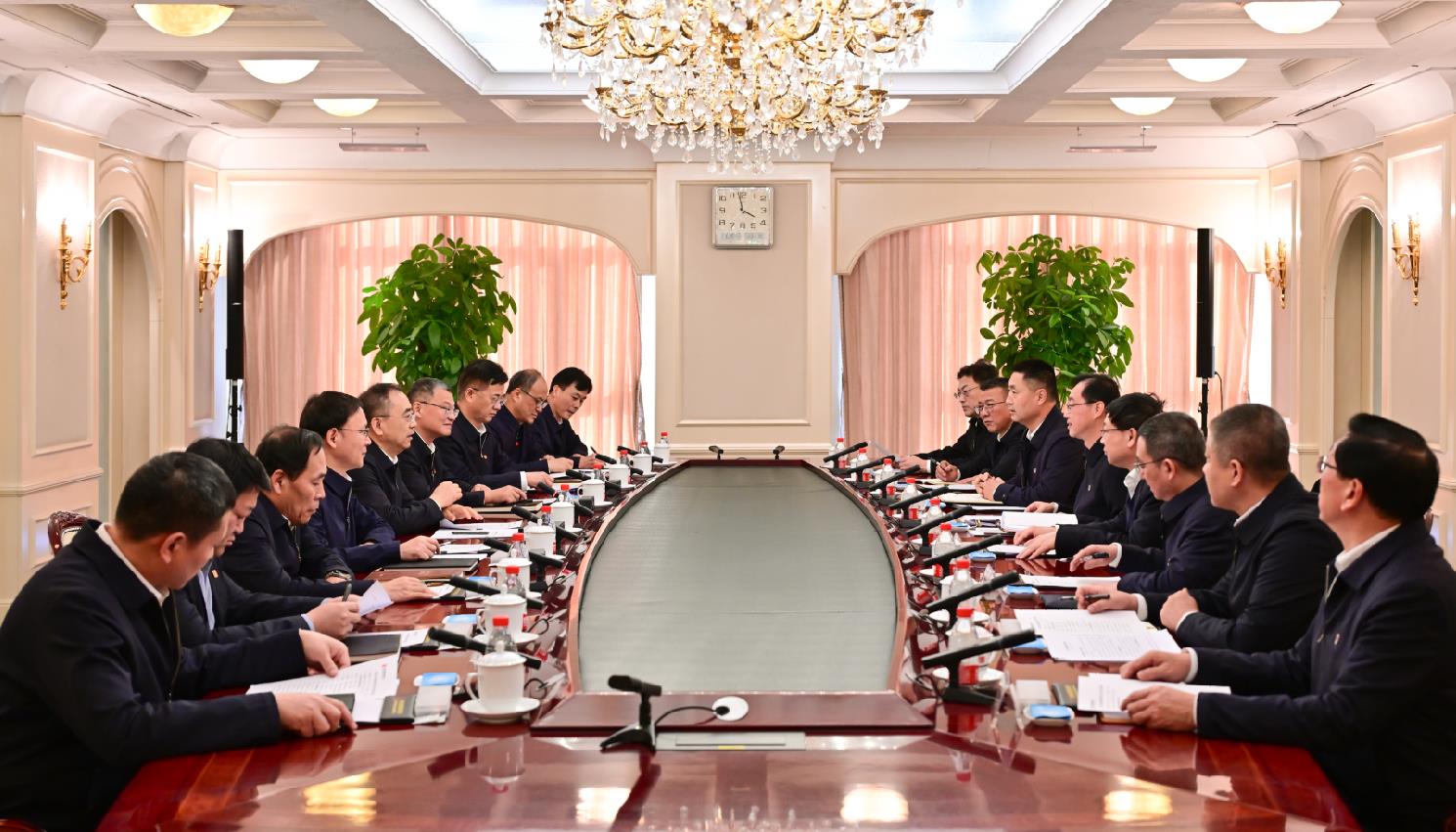 大唐集團董事長(cháng)鄒磊、總經(jīng)理張傳江與中國安能董事長(cháng)陳奕輝、總經(jīng)理周慶豐會(huì )談