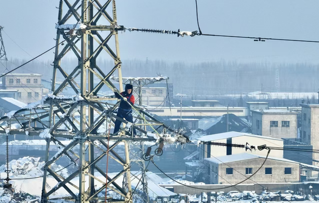新疆阿克蘇地區首次帶電作業(yè)清除輸電線(xiàn)路積雪