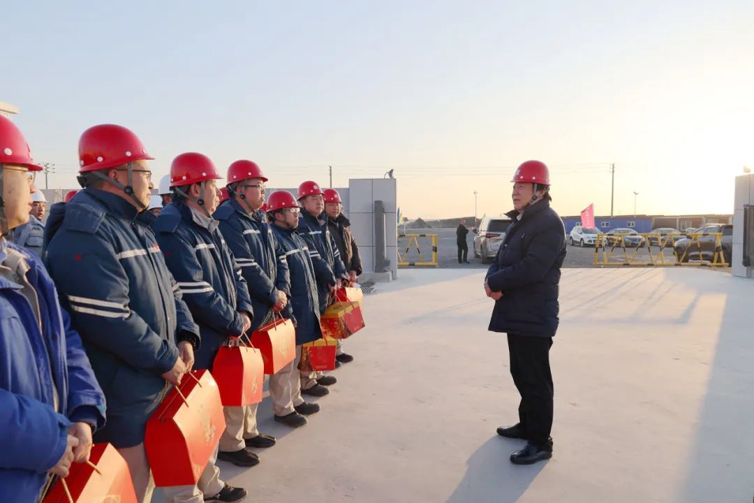 大唐國際李凱到在蒙企業(yè)慰問(wèn)并召開(kāi)“讓改革穿透基層”座談會(huì )