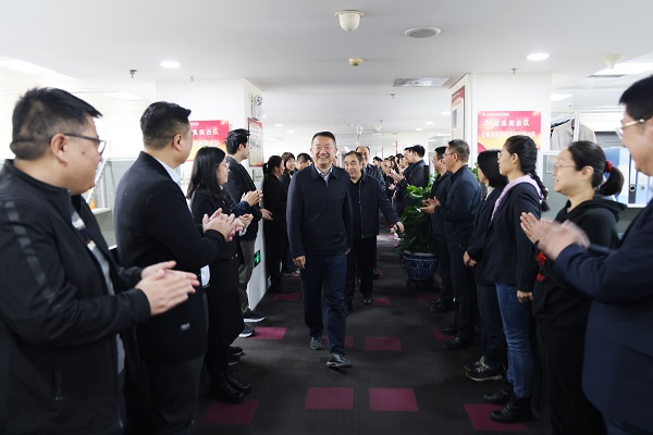 大唐環(huán)境公司領(lǐng)導看望慰問(wèn)本部和基層企業(yè)干部職工