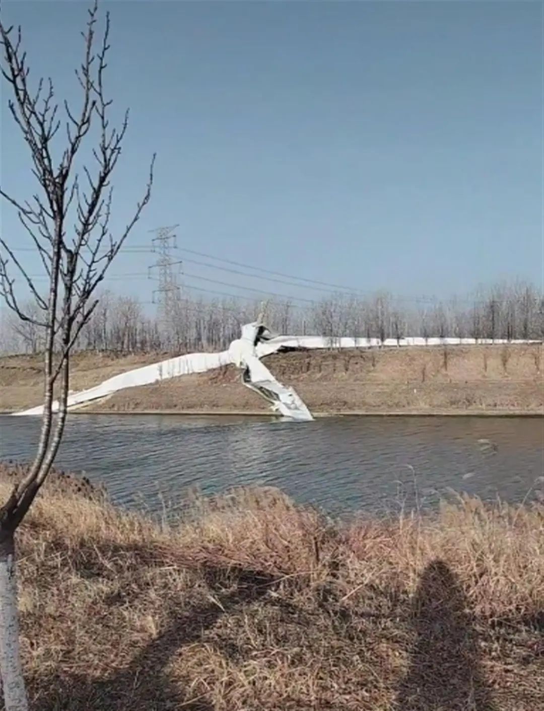 江蘇宿遷一風(fēng)力發(fā)電風(fēng)車(chē)倒塌 損失或達300萬(wàn)元