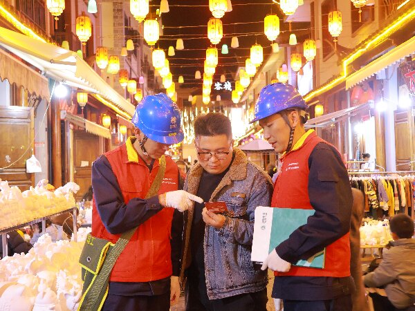 國網(wǎng)會(huì )理市供電公司：“兵不卸甲”巡線(xiàn)忙 護航元宵燈火明