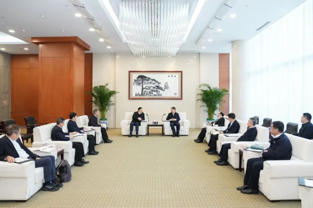 中國廣核集團董事長(cháng)楊長(cháng)利與中國華能董事長(cháng)溫樞剛會(huì )談